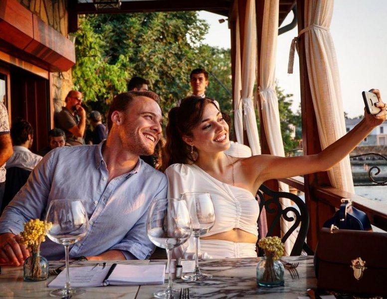 Biten Kerem Bürsin ve Hande Erçel aşkından kareler