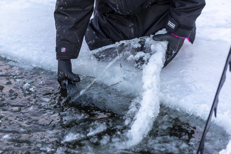 ABD'de her yıl donan göle dalış düzenleniyor