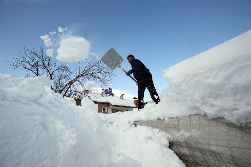 Muş'ta kara gömülen evlerde hayat