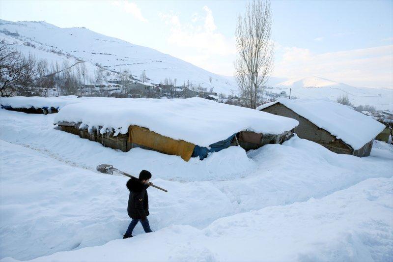 Muş'ta kara gömülen evlerde hayat