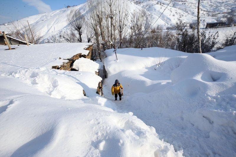 Muş'ta kara gömülen evlerde hayat