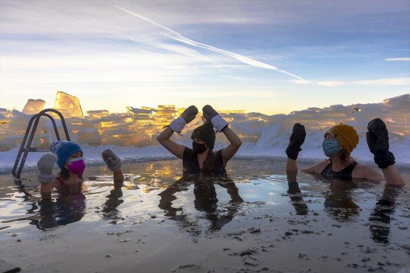 ABD'de her yıl donan göle dalış düzenleniyor