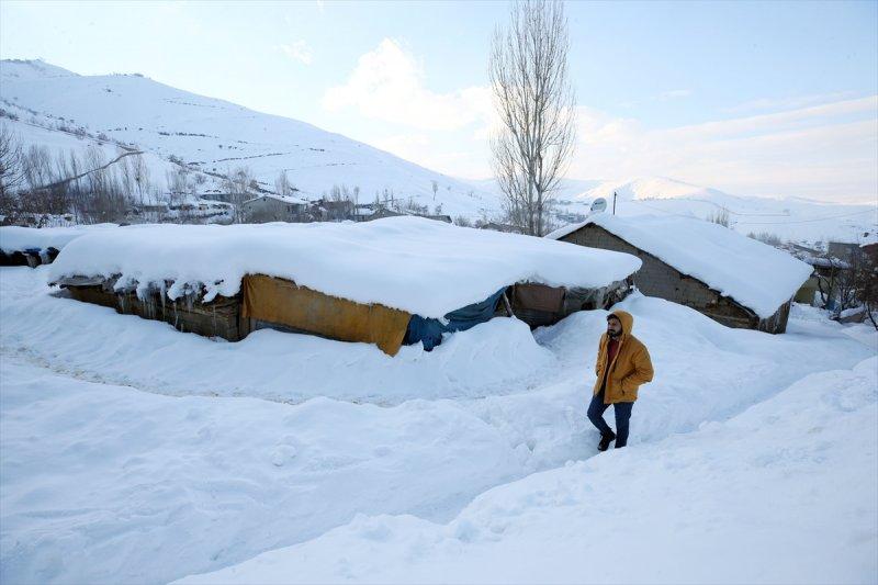 Muş'ta kara gömülen evlerde hayat