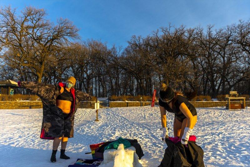 ABD'de her yıl donan göle dalış düzenleniyor