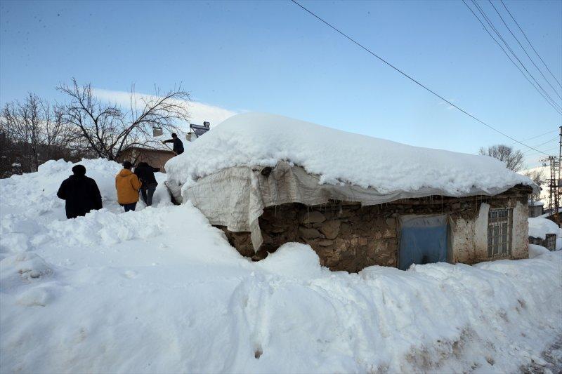 Muş'ta kara gömülen evlerde hayat