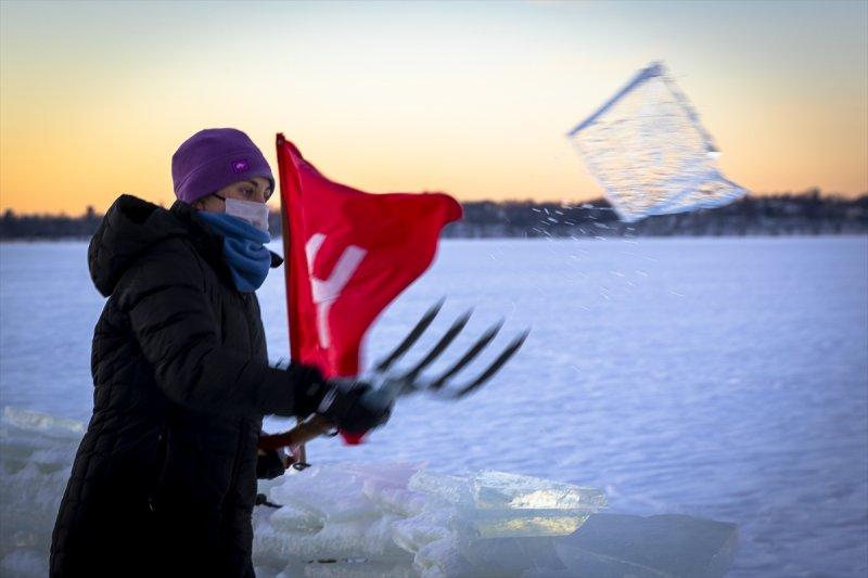 ABD'de her yıl donan göle dalış düzenleniyor
