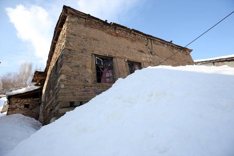 Muş'ta kara gömülen evlerde hayat