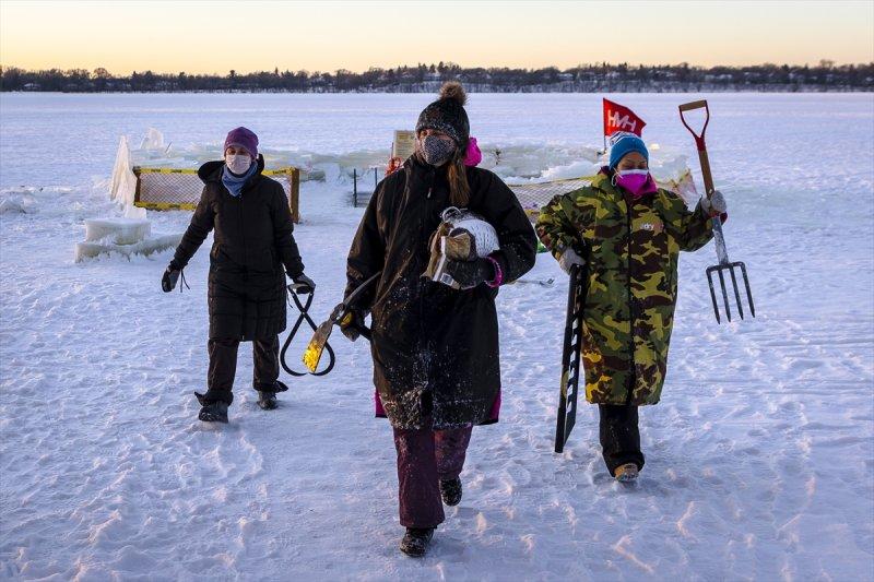 ABD'de her yıl donan göle dalış düzenleniyor