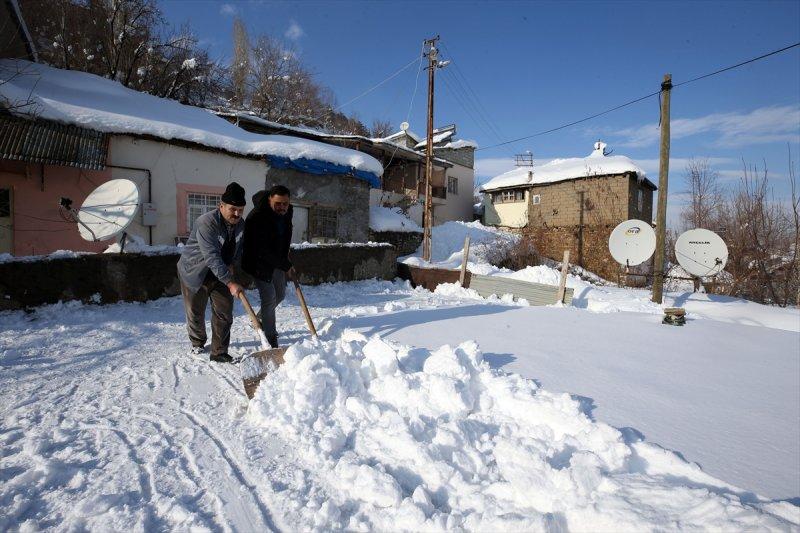 Muş'ta kara gömülen evlerde hayat