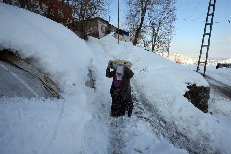 Muş'ta kara gömülen evlerde hayat