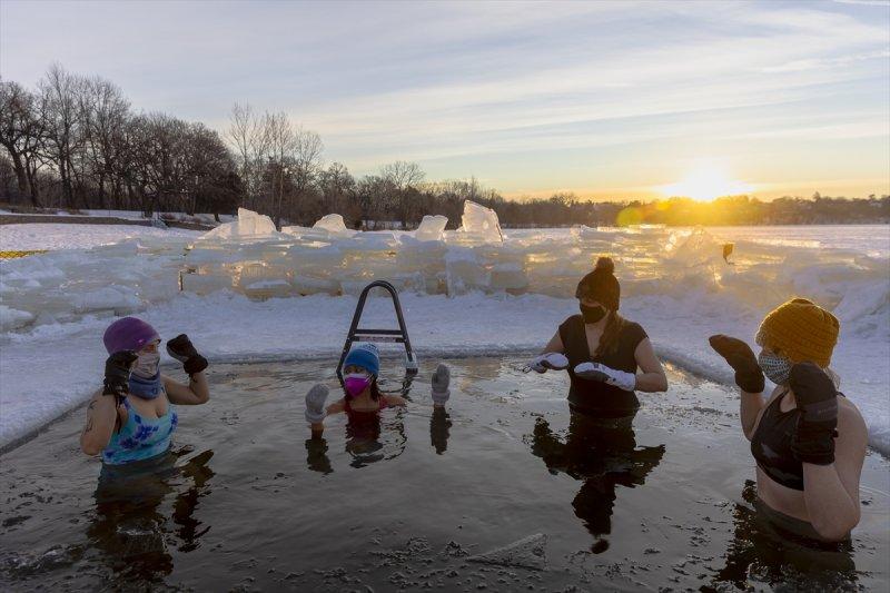 ABD'de her yıl donan göle dalış düzenleniyor