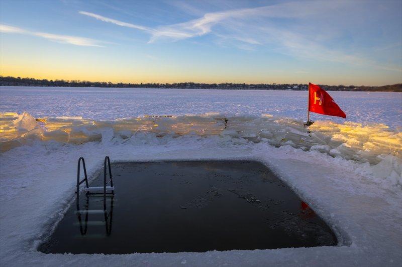 ABD'de her yıl donan göle dalış düzenleniyor