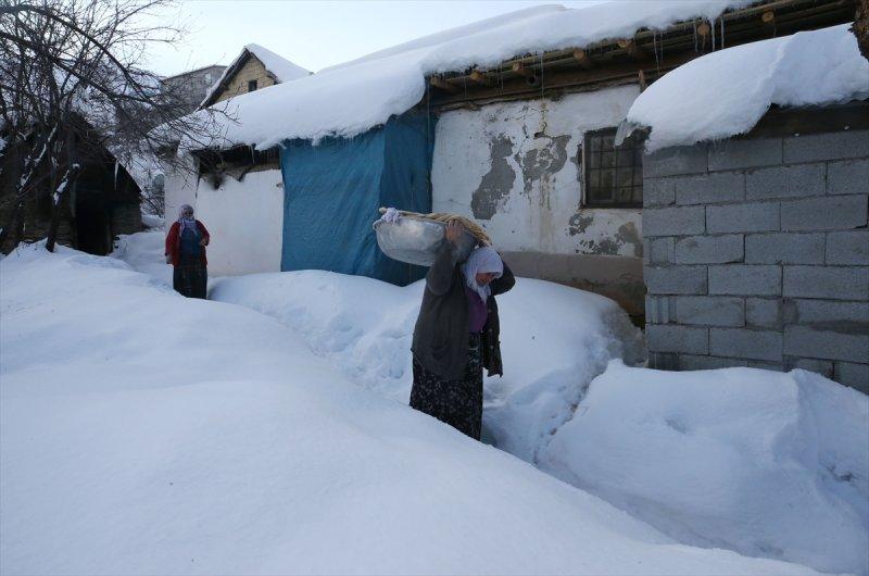 Muş'ta kara gömülen evlerde hayat