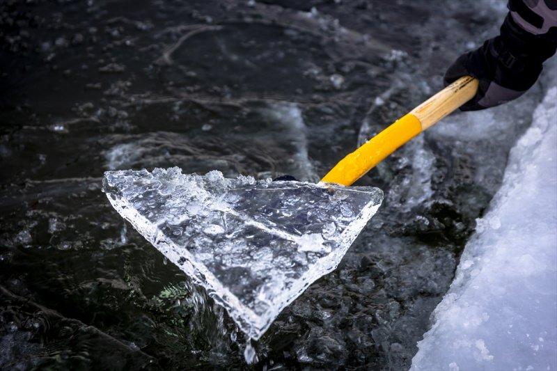 ABD'de her yıl donan göle dalış düzenleniyor