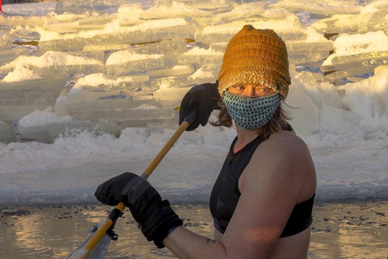 ABD'de her yıl donan göle dalış düzenleniyor