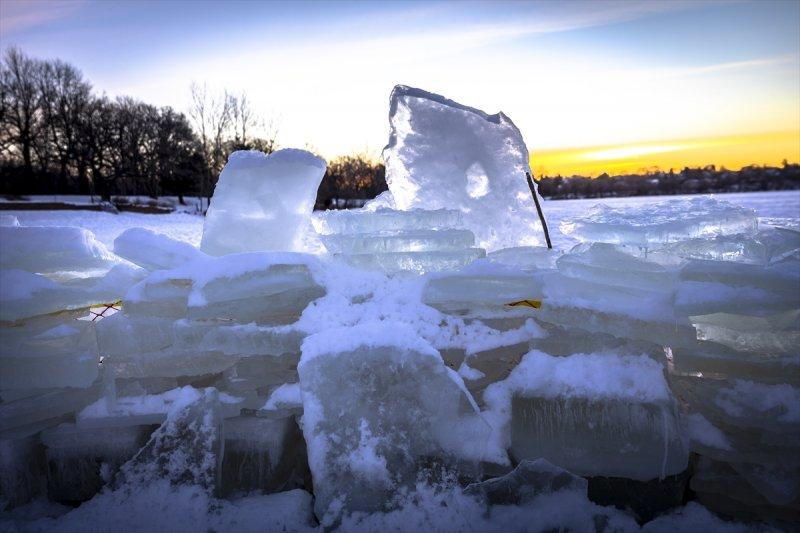 ABD'de her yıl donan göle dalış düzenleniyor