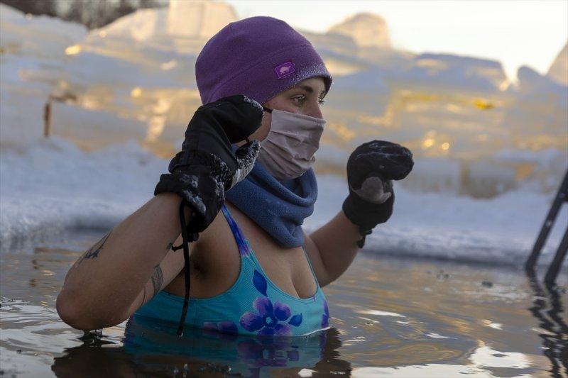 ABD'de her yıl donan göle dalış düzenleniyor
