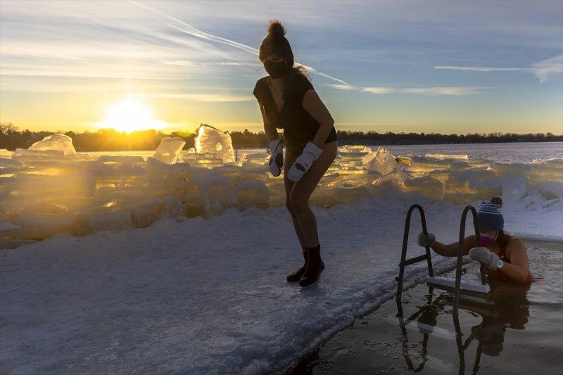 ABD'de her yıl donan göle dalış düzenleniyor