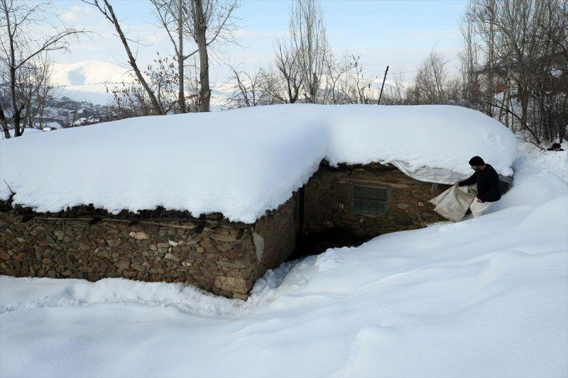 Muş'ta kara gömülen evlerde hayat
