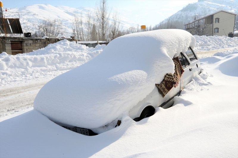 Muş'ta kara gömülen evlerde hayat