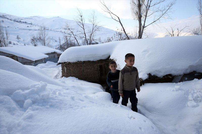 Muş'ta kara gömülen evlerde hayat