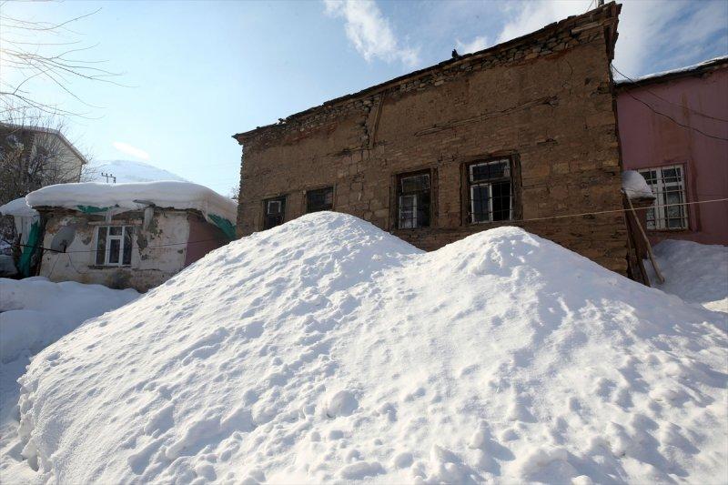 Muş'ta kara gömülen evlerde hayat