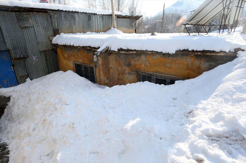 Muş'ta kara gömülen evlerde hayat