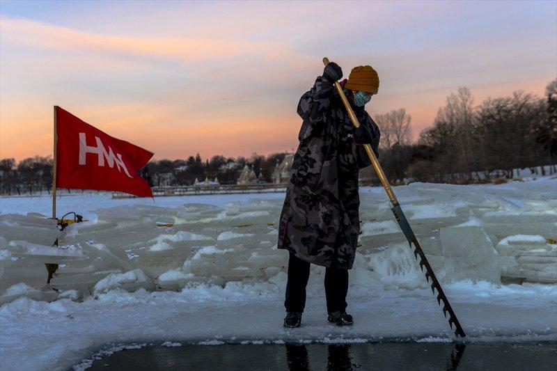 ABD'de her yıl donan göle dalış düzenleniyor
