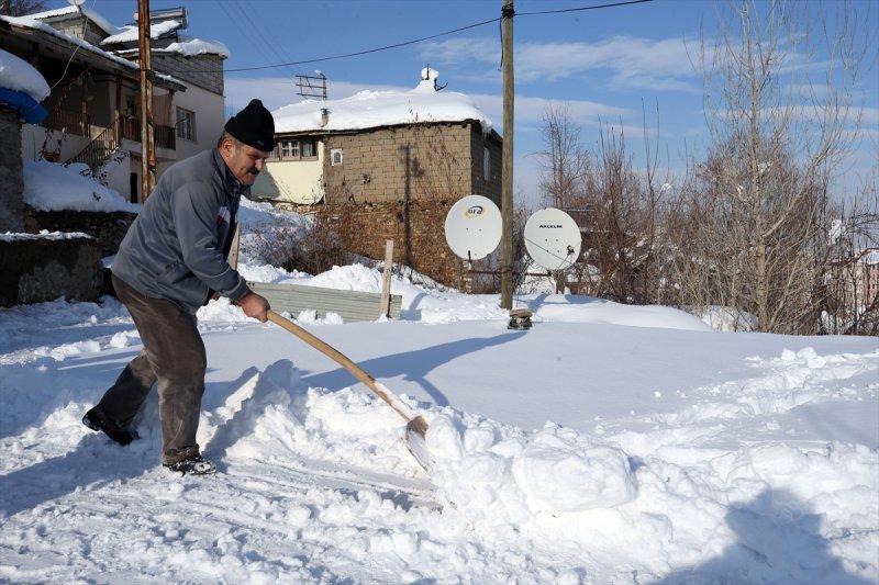 Muş'ta kara gömülen evlerde hayat