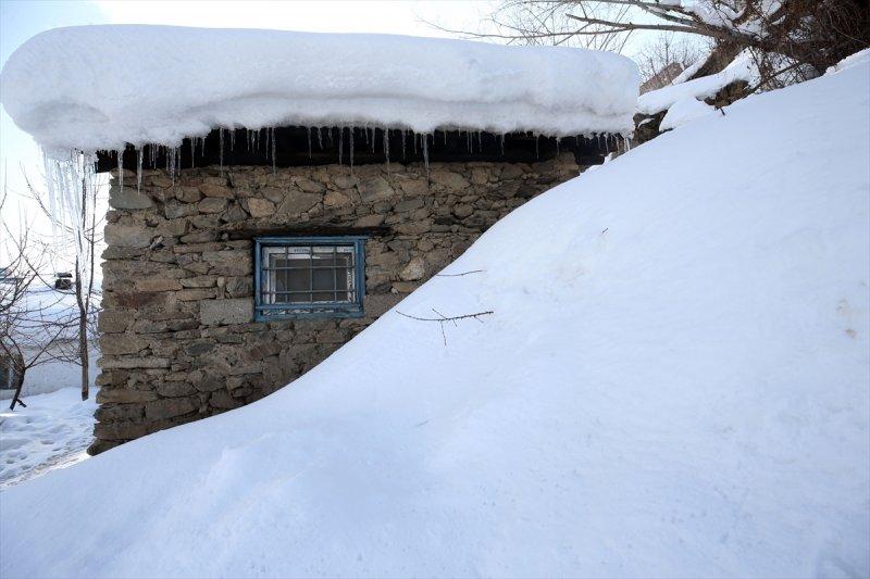 Muş'ta kara gömülen evlerde hayat