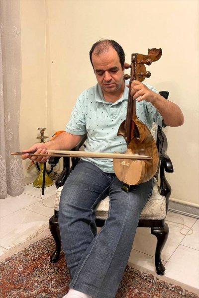 İranlı görme engelli sanatçı, 15'in üzerinde müzik enstrümanı çalıyor