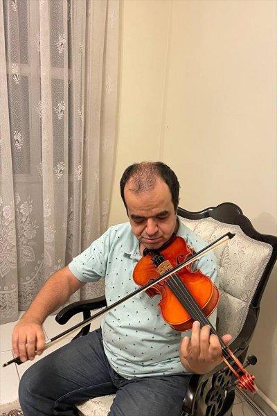 İranlı görme engelli sanatçı, 15'in üzerinde müzik enstrümanı çalıyor