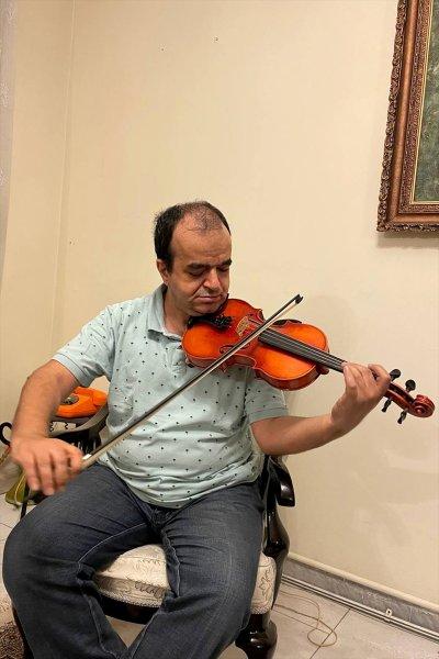 İranlı görme engelli sanatçı, 15'in üzerinde müzik enstrümanı çalıyor