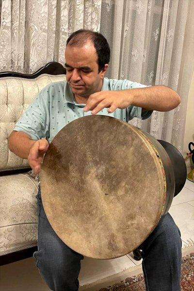 İranlı görme engelli sanatçı, 15'in üzerinde müzik enstrümanı çalıyor