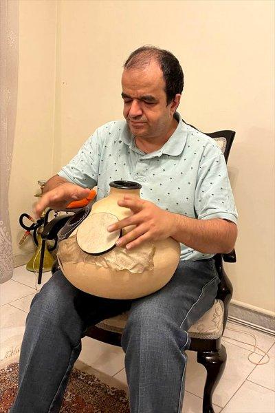 İranlı görme engelli sanatçı, 15'in üzerinde müzik enstrümanı çalıyor