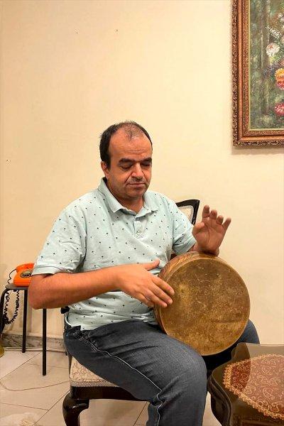 İranlı görme engelli sanatçı, 15'in üzerinde müzik enstrümanı çalıyor