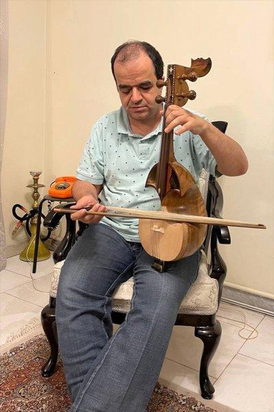 İranlı görme engelli sanatçı, 15'in üzerinde müzik enstrümanı çalıyor