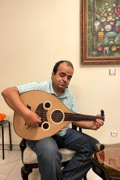 İranlı görme engelli sanatçı, 15'in üzerinde müzik enstrümanı çalıyor