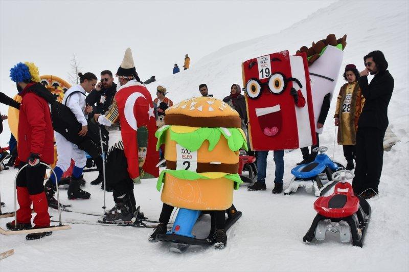 Kostümlü Kayak Yarışması renkli görüntülere sahne oldu