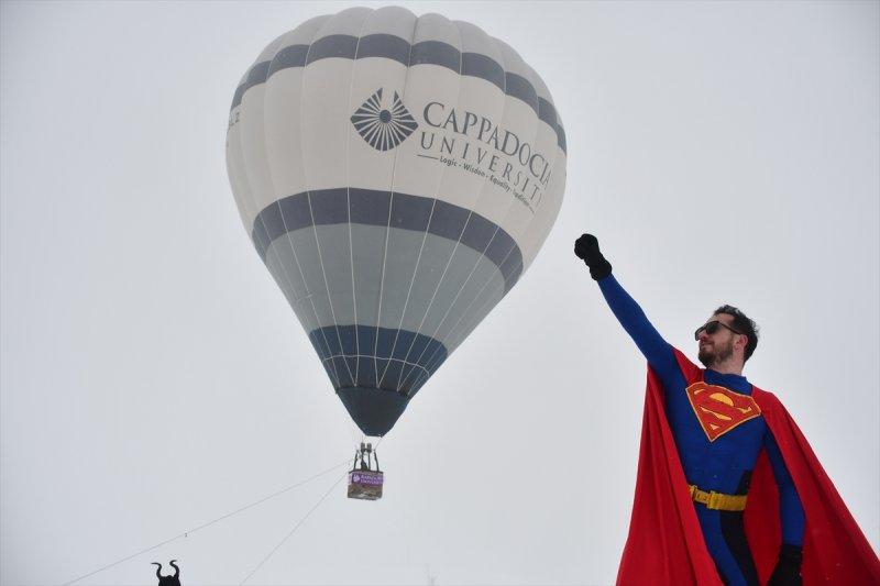 Kostümlü Kayak Yarışması renkli görüntülere sahne oldu