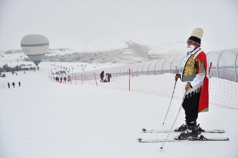 Kostümlü Kayak Yarışması renkli görüntülere sahne oldu