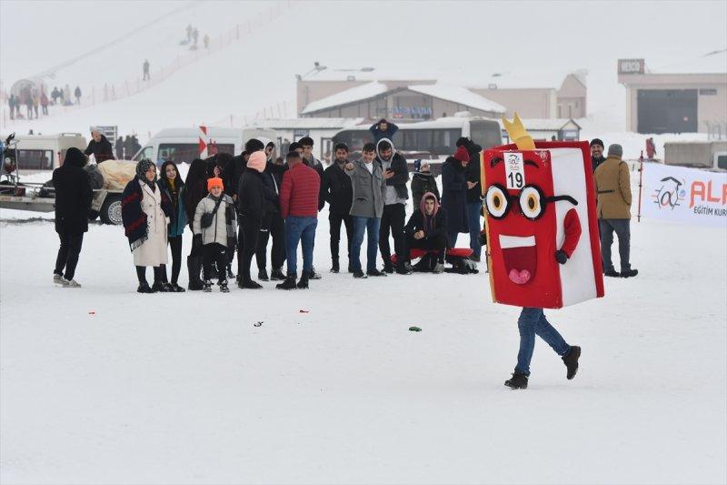 Kostümlü Kayak Yarışması renkli görüntülere sahne oldu