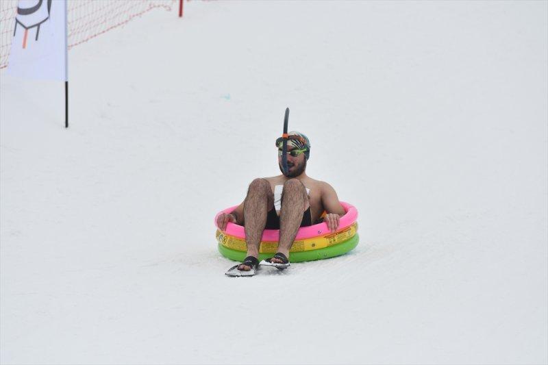 Kostümlü Kayak Yarışması renkli görüntülere sahne oldu