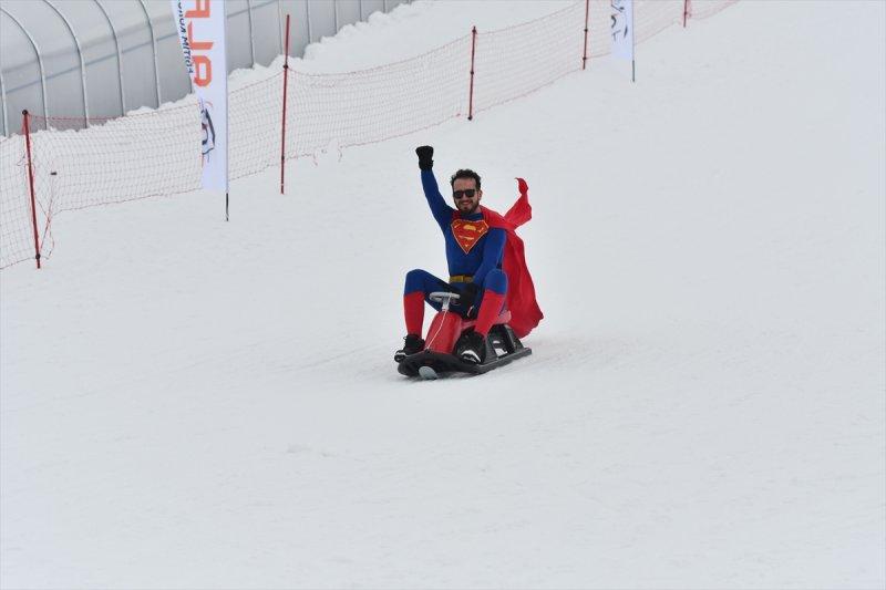 Kostümlü Kayak Yarışması renkli görüntülere sahne oldu