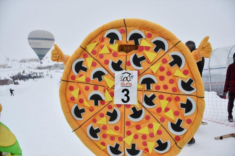 Kostümlü Kayak Yarışması renkli görüntülere sahne oldu