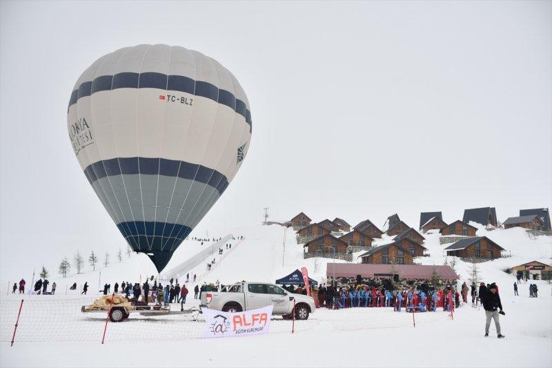 Kostümlü Kayak Yarışması renkli görüntülere sahne oldu