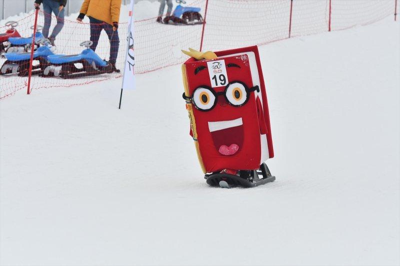 Kostümlü Kayak Yarışması renkli görüntülere sahne oldu