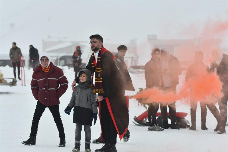 Kostümlü Kayak Yarışması renkli görüntülere sahne oldu
