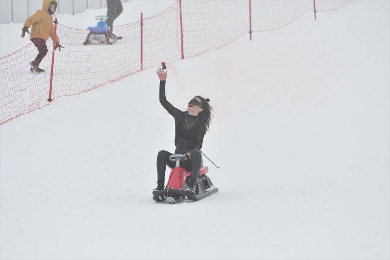 Kostümlü Kayak Yarışması renkli görüntülere sahne oldu