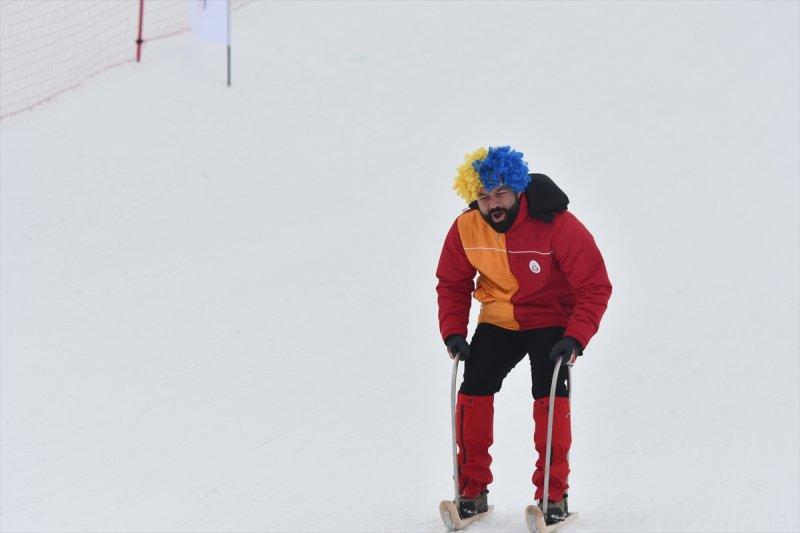 Kostümlü Kayak Yarışması renkli görüntülere sahne oldu